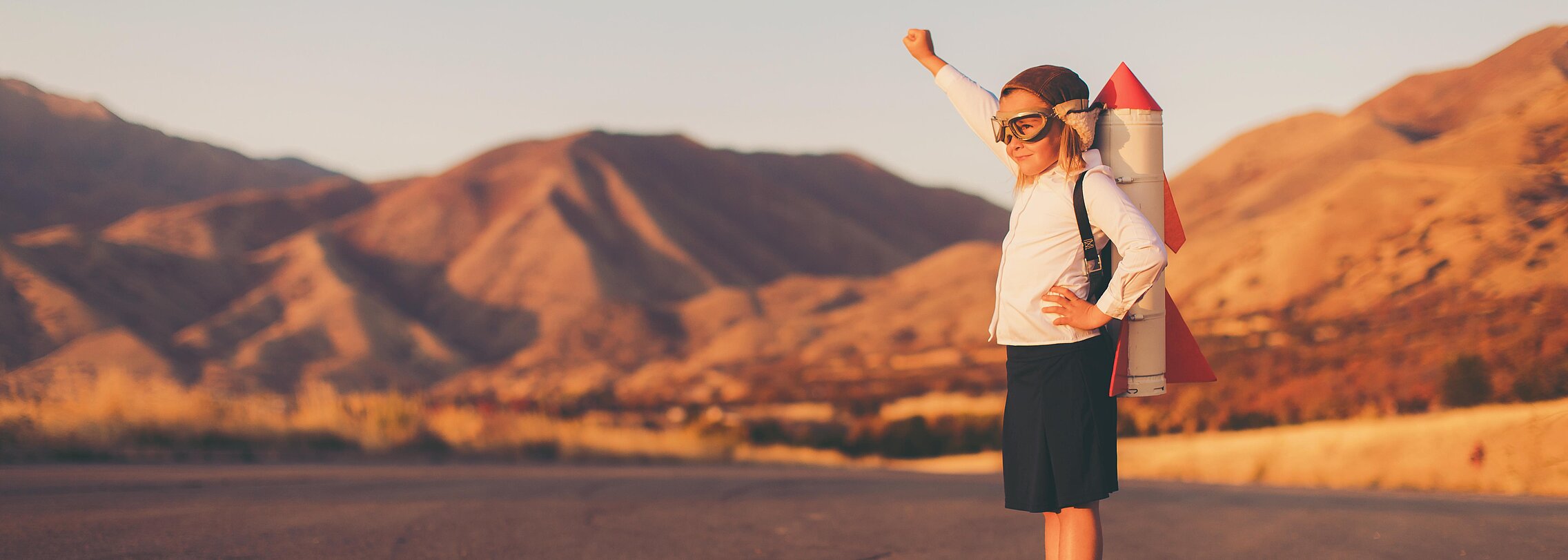 Junge mit Rakete auf dem Rücken